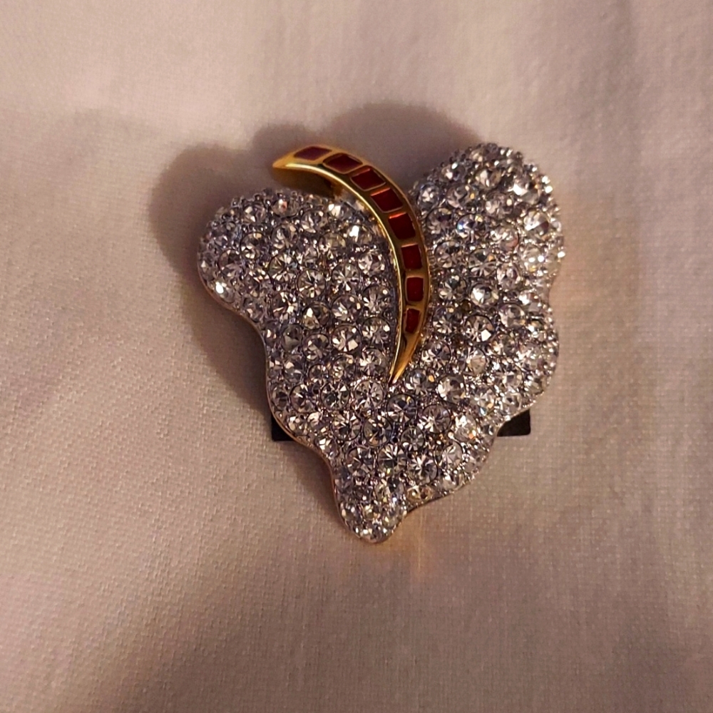 VTG Bold Elegance Heart brooch
